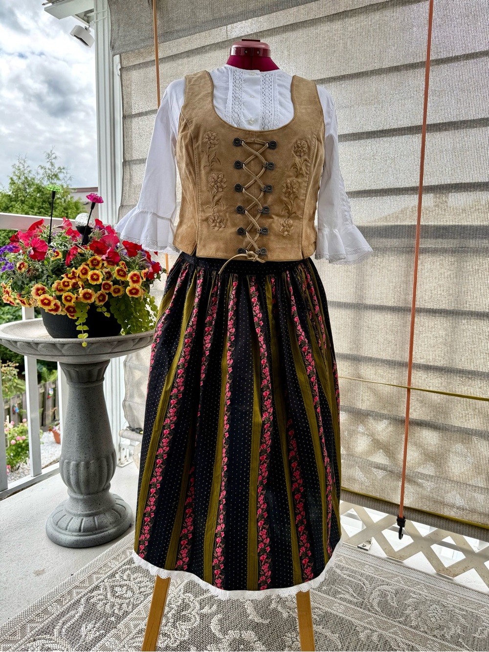 Traditional Trachten skirt in black, olive and pink tones. Vintage size 42